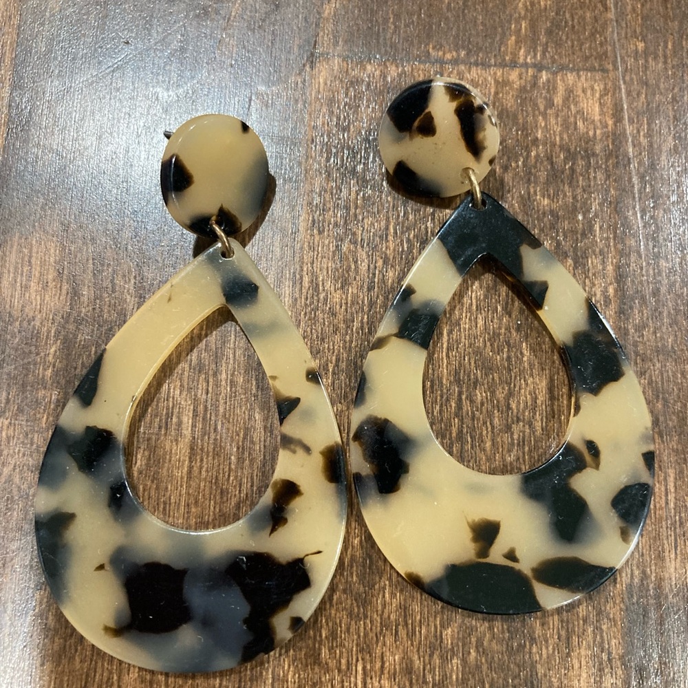 Tortoiseshell oval earrings.